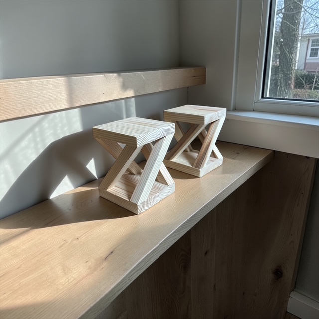 KAKERU 100 – 吉野杉ディスプレイスタンド